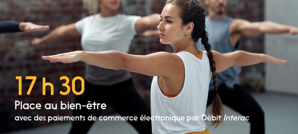 Une femme donne priorité à sa santé avec une classe de yoga qu’elle règle en ligne.