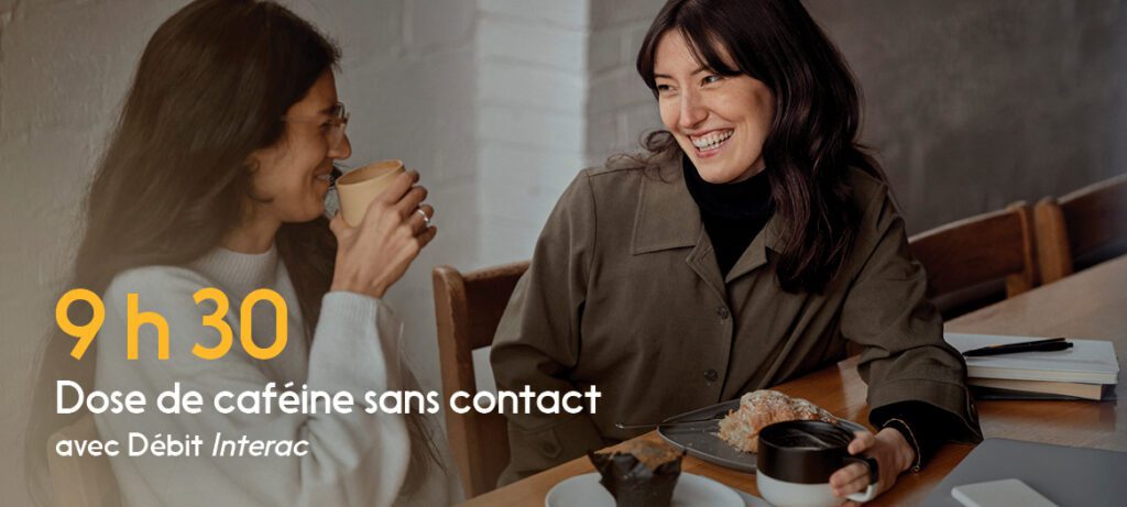 Des femmes appuient un resto local en utilisant les paiements sans contact pour acheter un café.