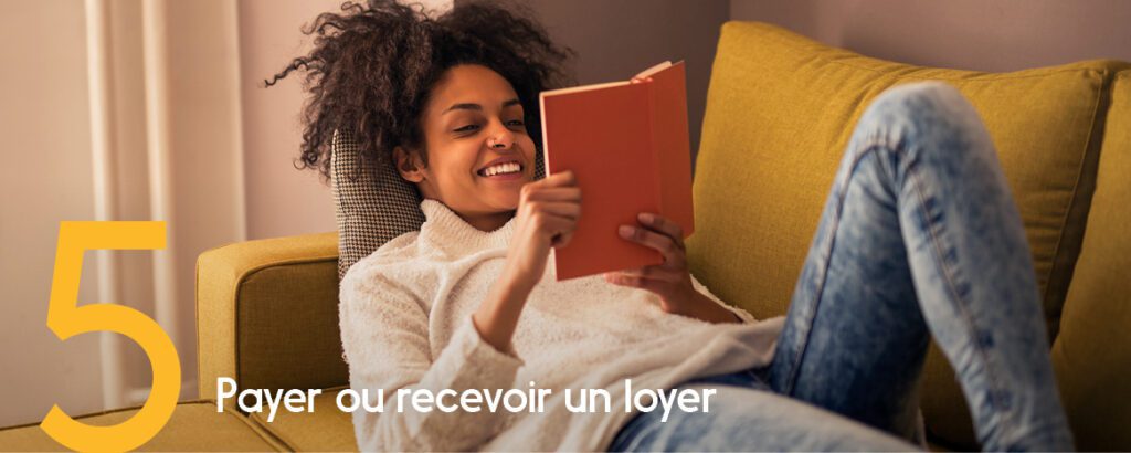 Une femme se détend en lisant sur son sofa et sourit quand son dépôt automatique est accepté. 