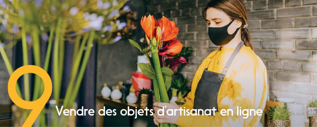 Une fleuriste prépare un bouquet de fleurs rouges pour une client qui a payé à l’aide d’un virement.